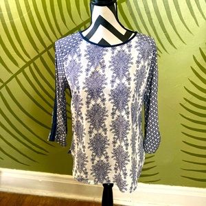 Antilia femmes size small S navy blue & white floral & patterned blouse boho